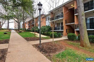 1800 Jefferson Park Ave, Unit 70B in Charlottesville, VA - Building Photo