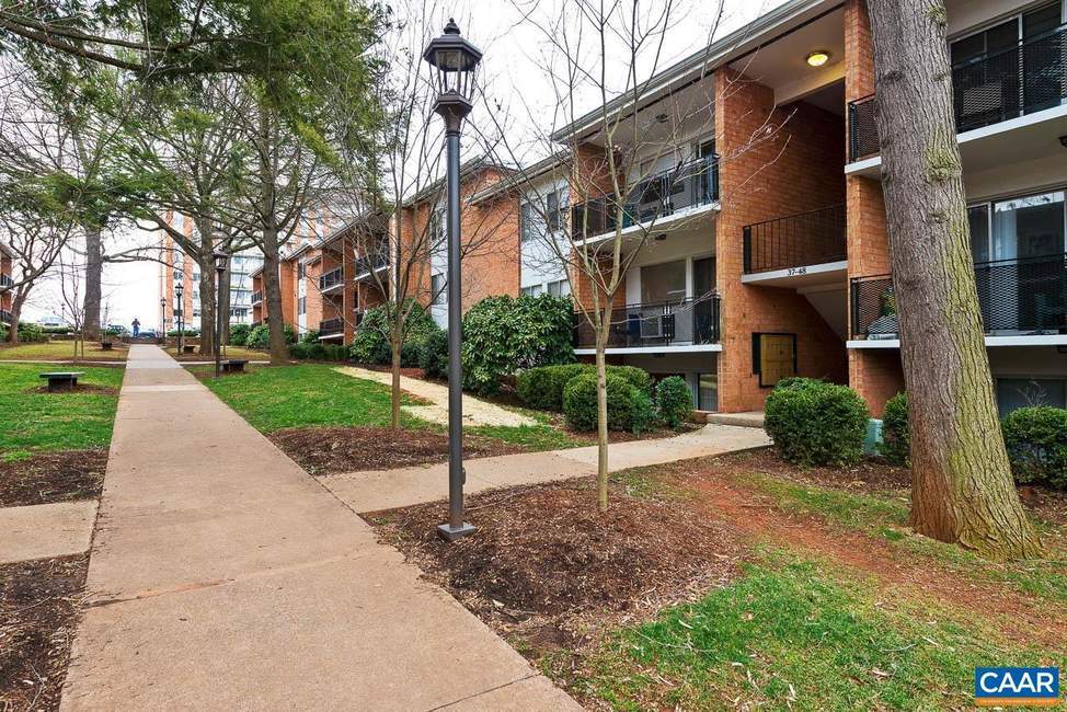 1800 Jefferson Park Ave, Unit 70B in Charlottesville, VA - Building Photo