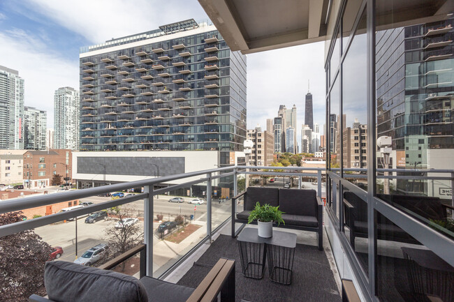 367 W Locust St in Chicago, IL - Building Photo - Building Photo