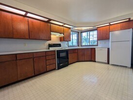 1217 R St in Springfield, OR - Building Photo