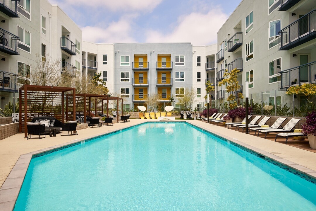 Symmetry in Northridge, CA - Foto de edificio