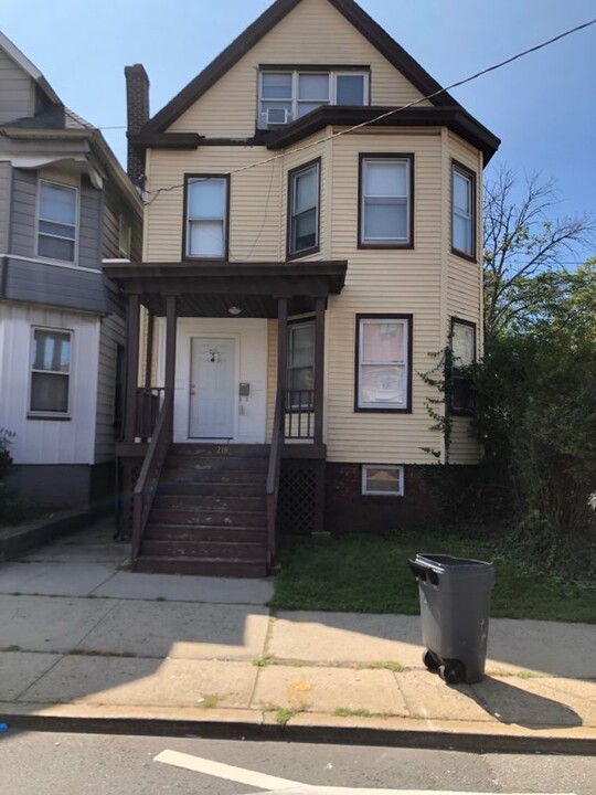 218 Easton Ave in New Brunswick, NJ - Building Photo