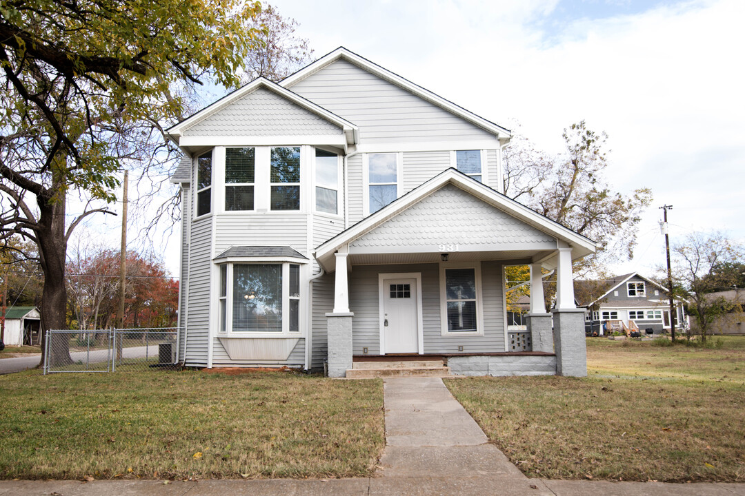 931 W Chestnut St in Denison, TX - Building Photo