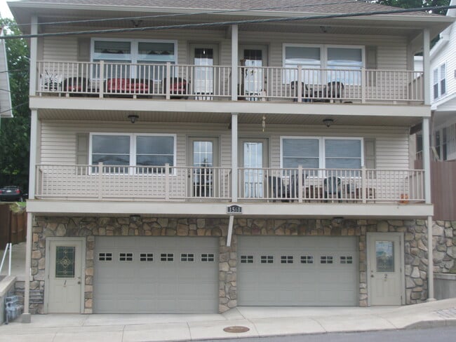1561 W Southern Ave, Unit Apt 2 in South Williamsport, PA - Foto de edificio - Building Photo