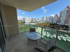 3340 NE 190th St in Aventura, FL - Foto de edificio - Building Photo