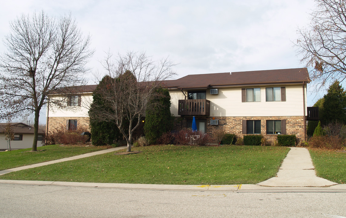 440 Manchester Ln in Hartland, WI - Foto de edificio