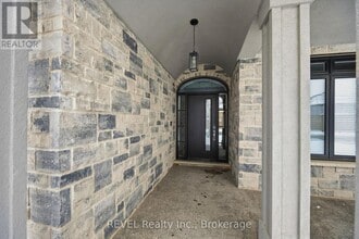 7641 Drummond Rd in Niagara Falls, ON - Building Photo - Building Photo