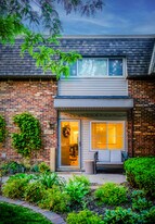 531 Longshore Dr in Ann Arbor, MI - Building Photo