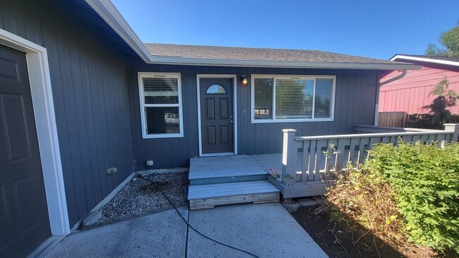 3016 SW Pumice Pl in Redmond, OR - Building Photo - Building Photo