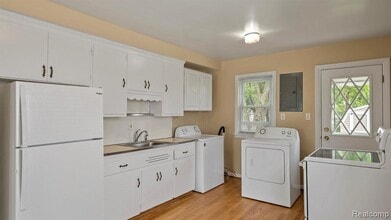421 W Morehouse Ave in Hazel Park, MI - Building Photo - Building Photo