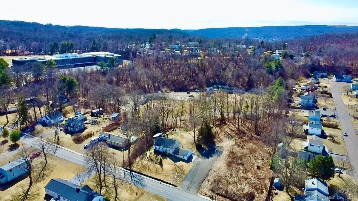 321 City Hill St in Naugatuck, CT - Building Photo