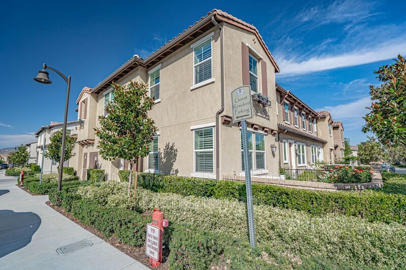 28602 Jardineras Dr in Valencia, CA - Building Photo