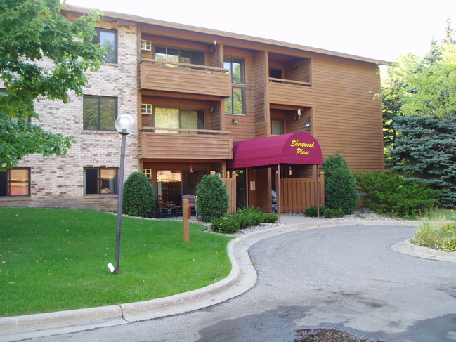 Shorewood Place Apartments in Shorewood, MN - Building Photo - Building Photo