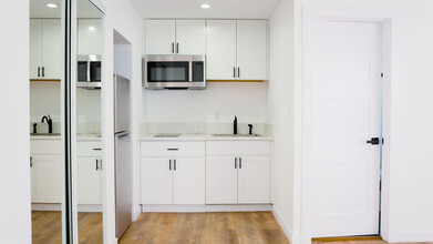629 W Hillsdale St, Unit B in Inglewood, CA - Foto de edificio - Building Photo