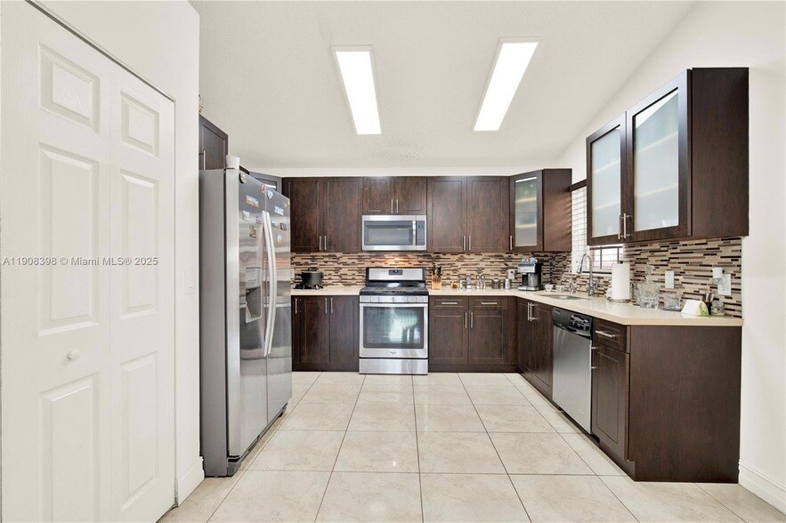 11037 SW 152nd Ct in Miami, FL - Foto de edificio