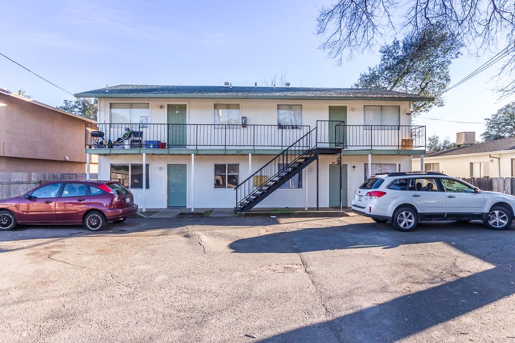 1075 Le Brun Ln in Redding, CA - Foto de edificio