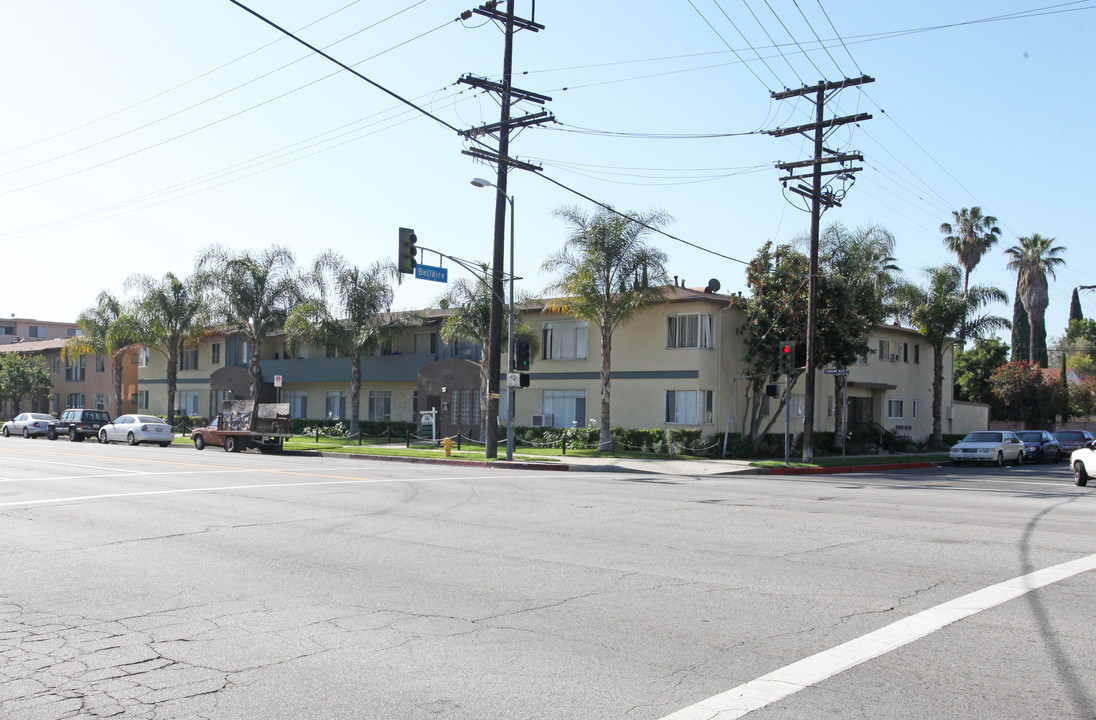 12656 Burbank Blvd in North Hollywood, CA - Foto de edificio