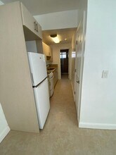 220 Collins Ave in Miami, FL - Building Photo - Building Photo