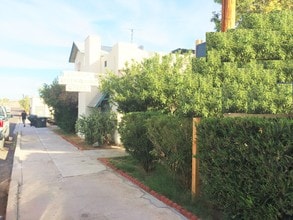 Robinson Apartments in Needles, CA - Foto de edificio - Building Photo