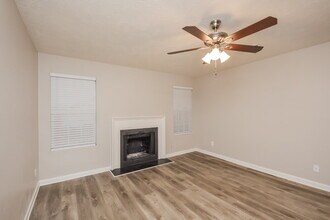 5029 Brittany Dr in Stone Mountain, GA - Foto de edificio - Building Photo