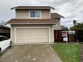 354 Hazelnut Ln in Oakley, CA - Building Photo