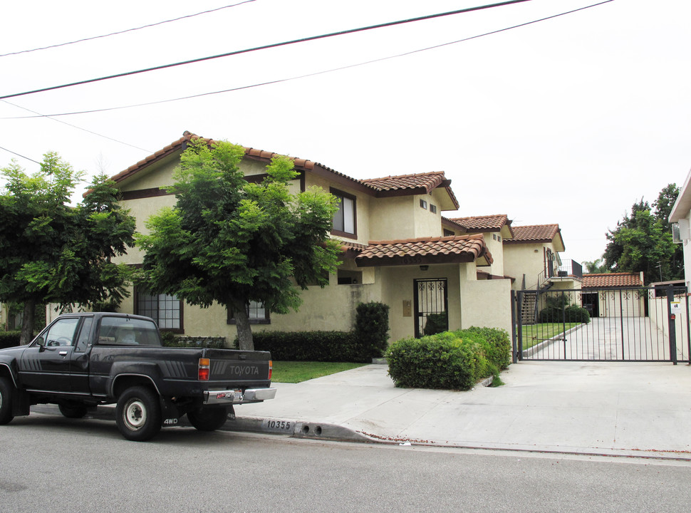 10355 La Reina Ave in Downey, CA - Building Photo