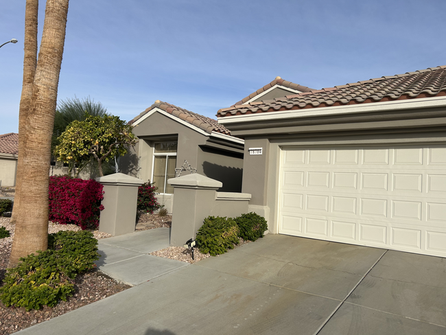 78704 Putting Green Dr in Palm Desert, CA - Foto de edificio - Building Photo