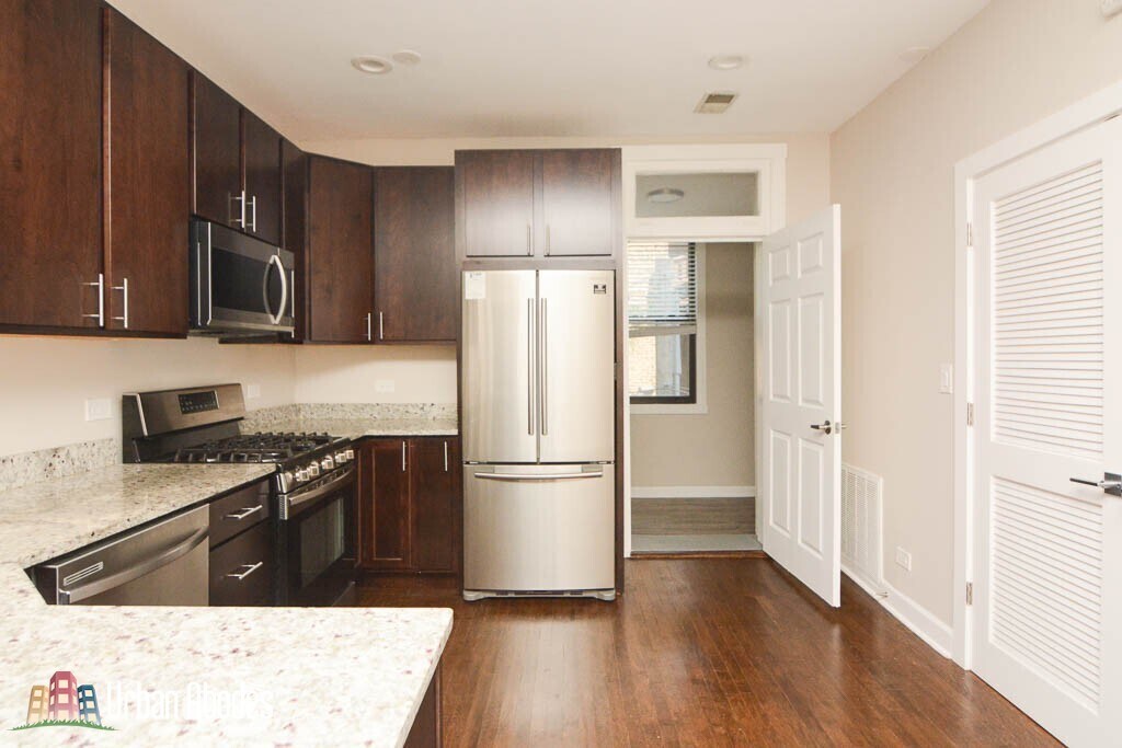 654 W Gordon Ter in Chicago, IL - Building Photo