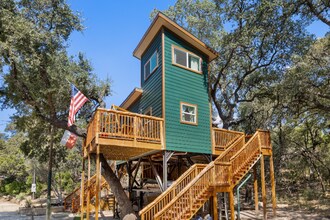 105 Hi View Dr in Lakehills, TX - Building Photo - Building Photo