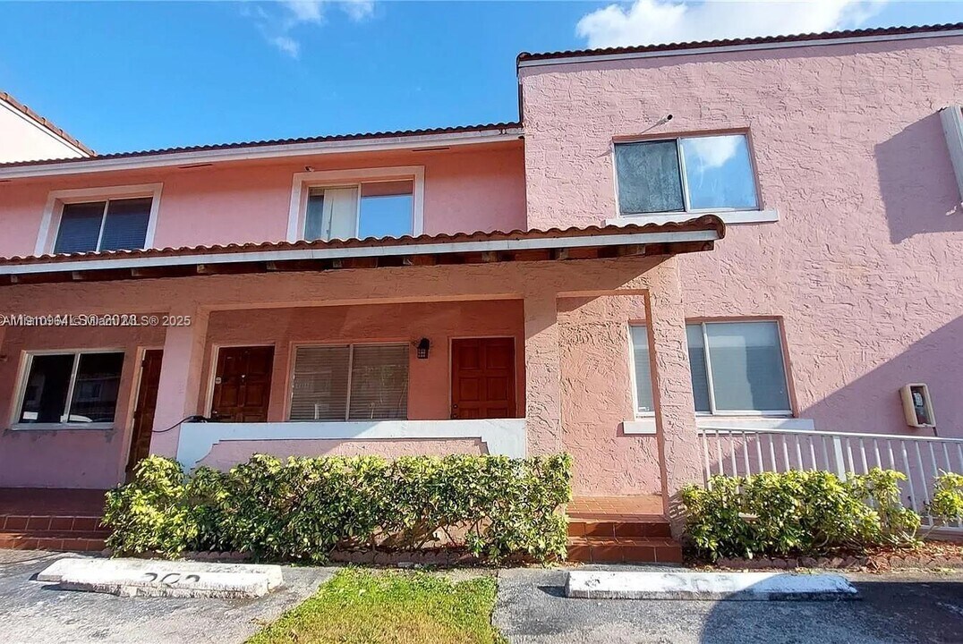 8037 Lake Dr in Doral, FL - Building Photo