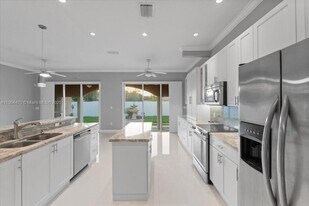 16640 NW 86th Ct in Miami Lakes, FL - Building Photo