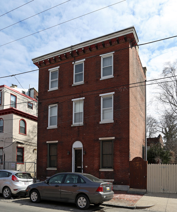 105 S 41st Street in Philadelphia, PA - Building Photo