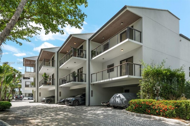 3560 W Fairview St in Miami, FL - Building Photo - Building Photo