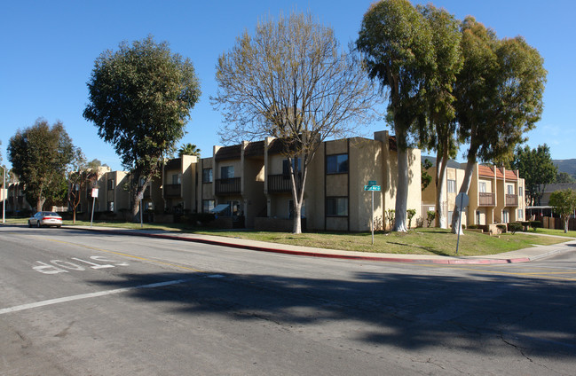 Los Robles Apartments in Vista, CA - Building Photo - Building Photo