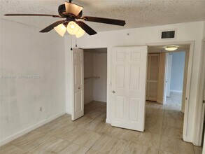 2451 Centergate Dr in Miramar, FL - Foto de edificio - Building Photo