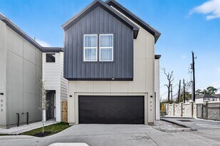 975 Highland Lgt Ln in Houston, TX - Building Photo