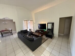 15835 SW 112th Terrace in Miami, FL - Foto de edificio - Building Photo
