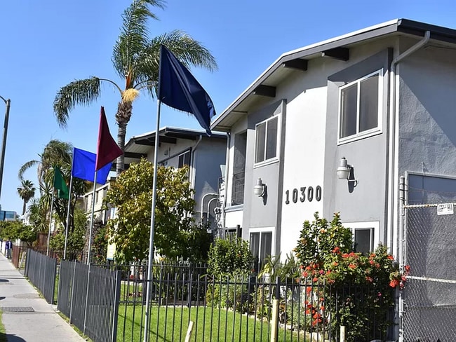 Felton in Inglewood, CA - Building Photo - Building Photo