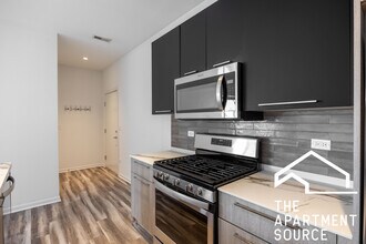 2534 W Fullerton Ave, Unit 503 in Chicago, IL - Foto de edificio - Building Photo