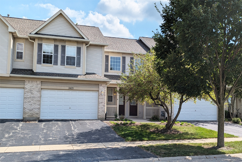 2425 Sunrise Cir in Aurora, IL - Building Photo