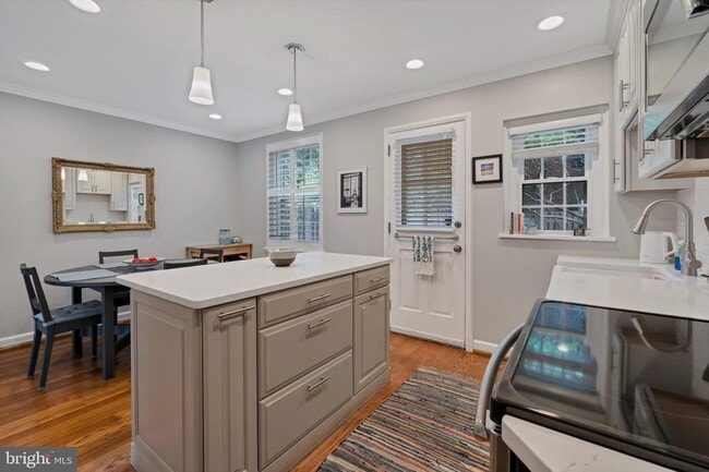 property at 3043 S Abingdon St