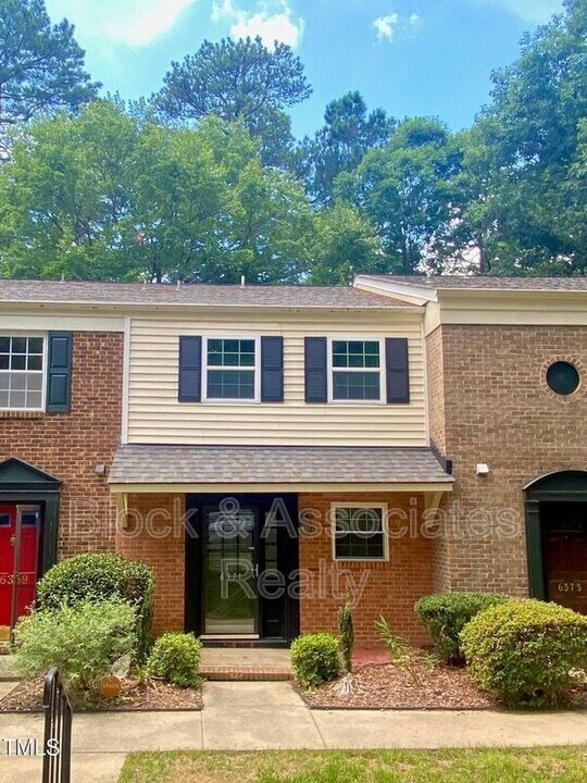 6371 New Market Way in Raleigh, NC - Foto de edificio