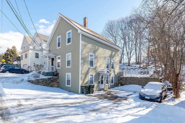 81 Pine St in Laconia, NH - Building Photo - Building Photo