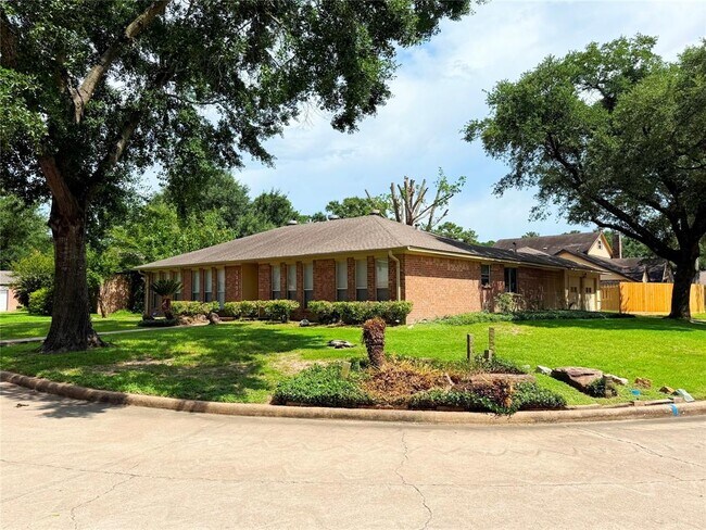 13430 Exton Ln in Houston, TX - Foto de edificio - Building Photo