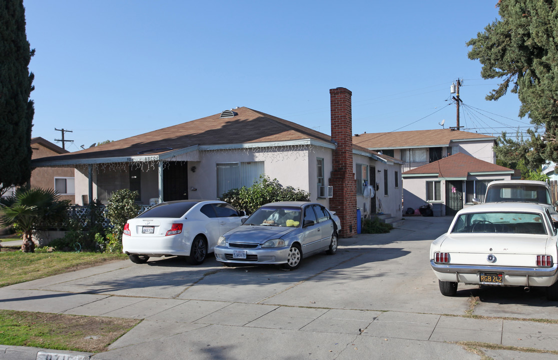 9715 San Vincente Ave in South Gate, CA - Building Photo