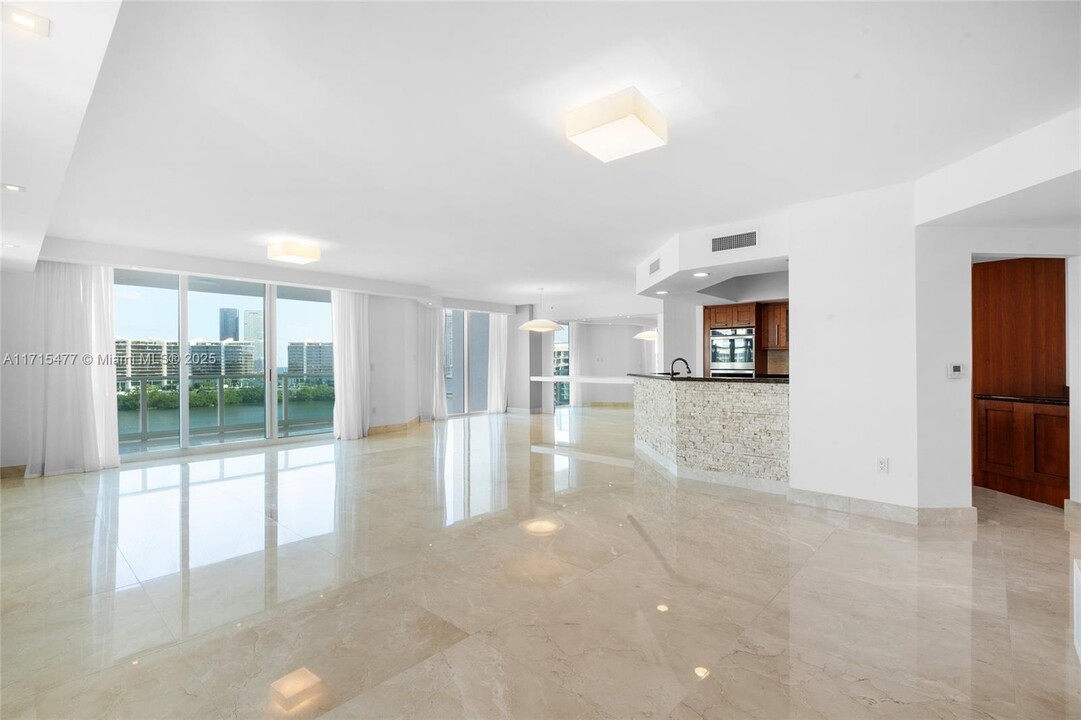 3301 NE 183rd St, Unit 1101 in Aventura, FL - Building Photo