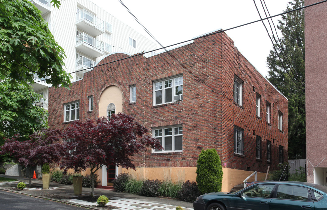 Eversen Apartments in Seattle, WA - Building Photo