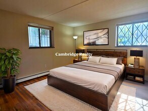 302 Lowell St, Unit 1B in Somerville, MA - Building Photo - Building Photo