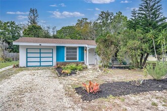 744 42nd St in Sarasota, FL - Foto de edificio - Building Photo