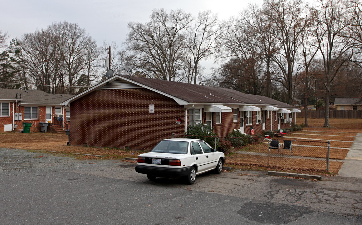 Rollins Apartments in Charlotte, NC - Building Photo